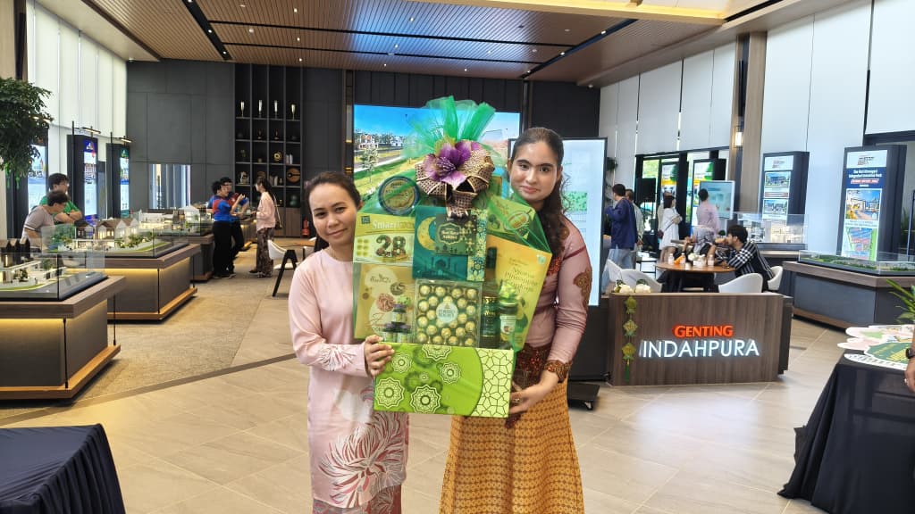 Guests in Raya attire at Seri Syawal Di Indahpura at the Genting Indahpura Sales Gallery in Kulai
